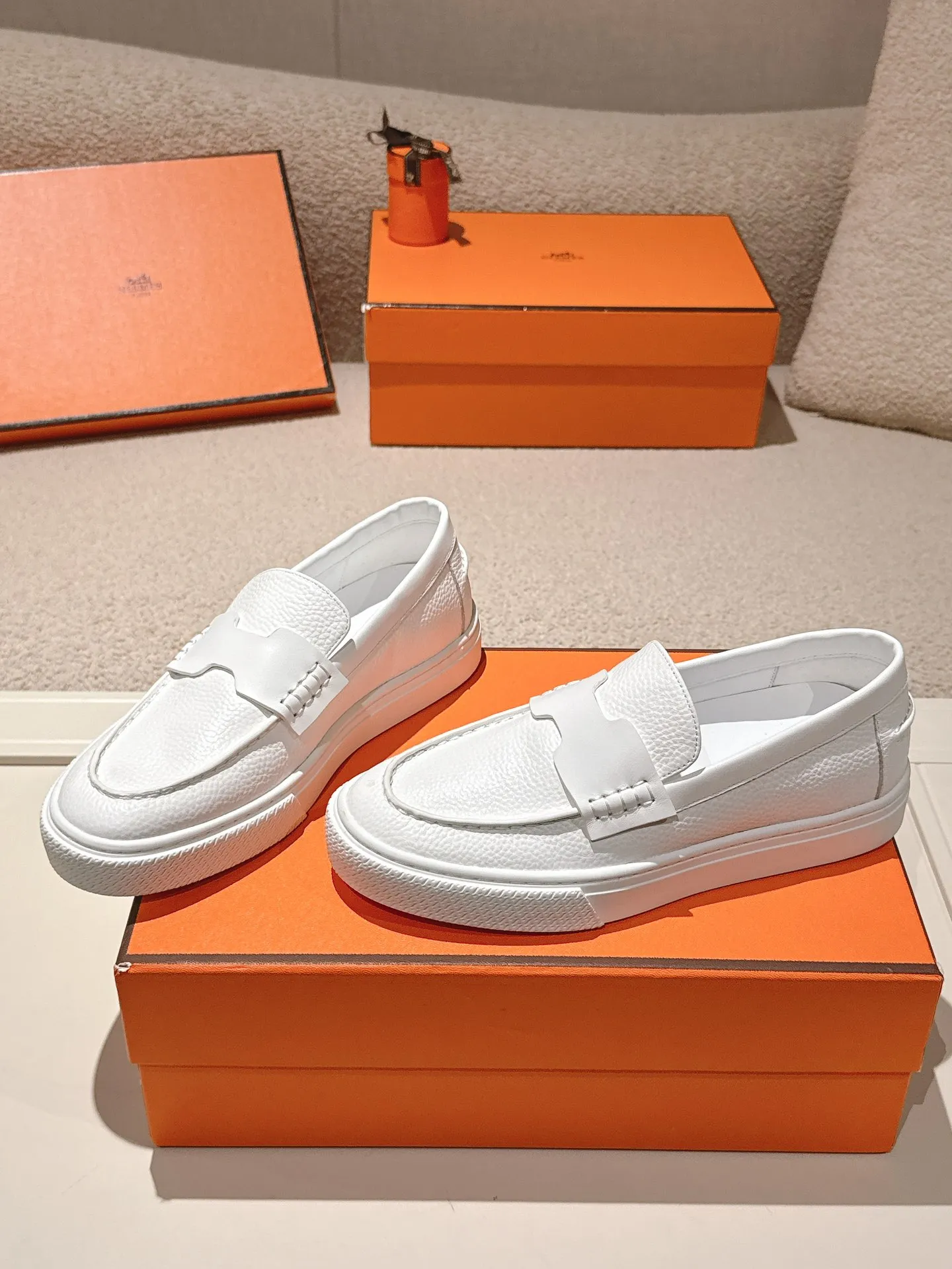 Men's men's shoes P620! Hermes# Thick Sole Couple Loafers These lace-up free sneakers in calfskin and washed denim feature signature "H" details. The design is simple and smooth, creating a fashionable urban look. It is comfortable and versatile. H family classics are not outdated, and the delivery counter is beautifully packaged🛍📦 Fabric: Original customized washed denim/first-layer cowhide Lining: Imported soft sheepskin Sole: Original open-molded anti-slip TPU material Size: 35-45